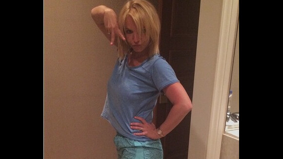 Britney Spears mostra bota ortopédica após cair e se machucar em show