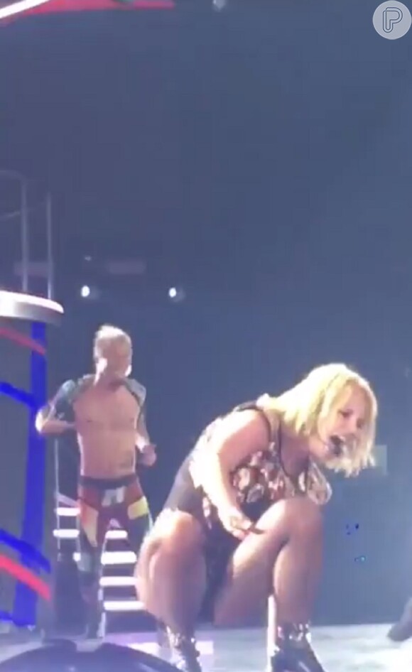 Britney Spears estava fazendo a coreografia de seu hit 'Crazy' quando acabou caindo no chão