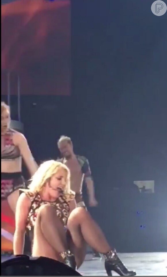 Sentindo dor, Britney Spears continuou no chão por alguns minutos