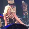 Preocupada com os fãs, Britney Spears usou o Twitter para tranquilizá-los: 'Obrigada a todos pelos desejos de melhoras! Tive um pequeno machucado hoje à noite no meu tornozelo, mas estou bem'