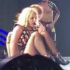 Britney Spears torceu o tornozelo, mas deu continuidade ao show