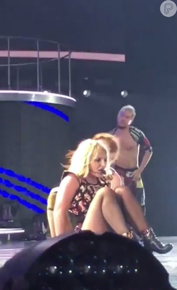 Britney Spears torceu o tornozelo, mas deu continuidade ao show