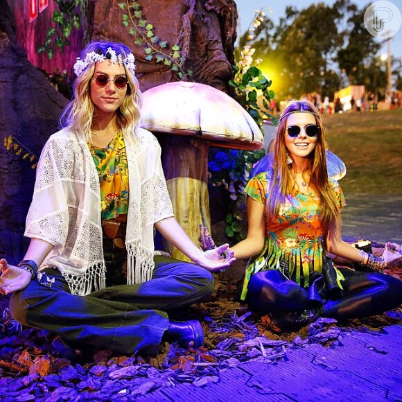 Giovanna Lancellotti e Giovanna Ewbank meditam no festival Tomorrowland em Itu, São Paulo, e curtem evento juntas. No Instagram, mulher de Bruno Gagliasso legendou: 'No fantástico mundo das Giovannas'