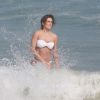 Grávida, Deborah Secco mostra boa forma de biquíni tomara que caia branco em praia do Rio