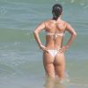 De biquíni branco, Deborah Secco mostrou a boa forma em praia carioca