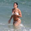 Grávida, Deborah Secco mostra boa forma de biquíni tomara que caia branco em praia do Rio