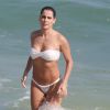 Grávida, Deborah Secco mostra boa forma de biquíni tomara que caia branco em praia do Rio, neste sábado, 2 de maio de 2015