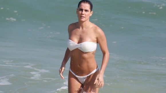 Grávida, Deborah Secco mostra boa forma de biquíni branco em praia do Rio
