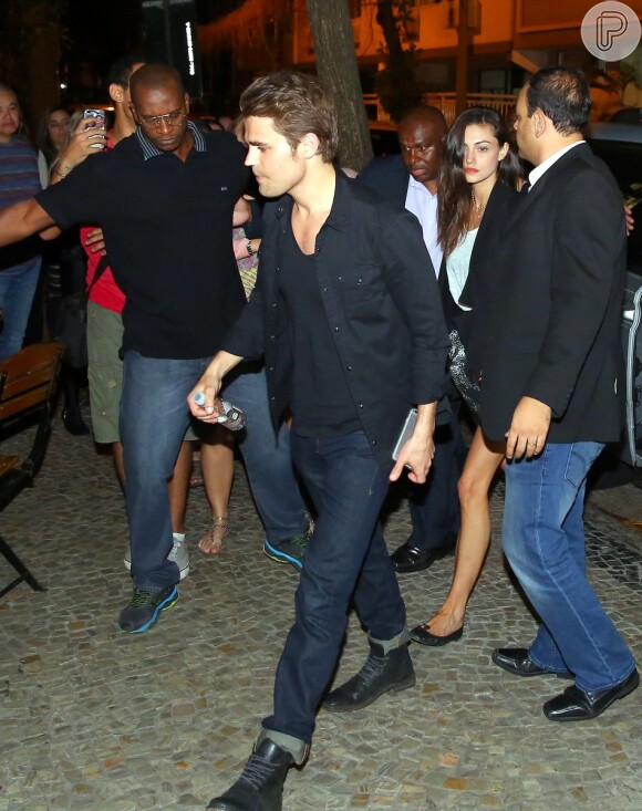 Paul Wesley e Phoebe Tonkin deixam restaurante do Rio. Casal de 'Vampire Diaries' está no Brasil para participar de convenção da série