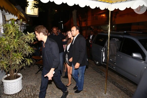 Casal de 'Vampire Diaries', Paul Wesley e Phoebe Tonkin jantaram em restaurante no Rio