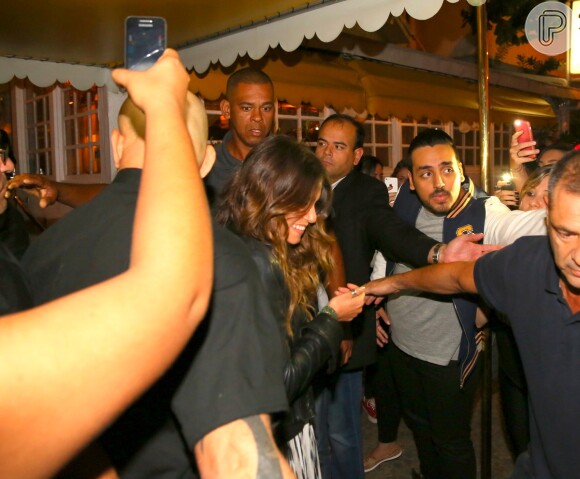 Mulher de Ian Somerhalder, Nikki Reed, é clicada saindo de restaurante no Rio após jantar com o marido