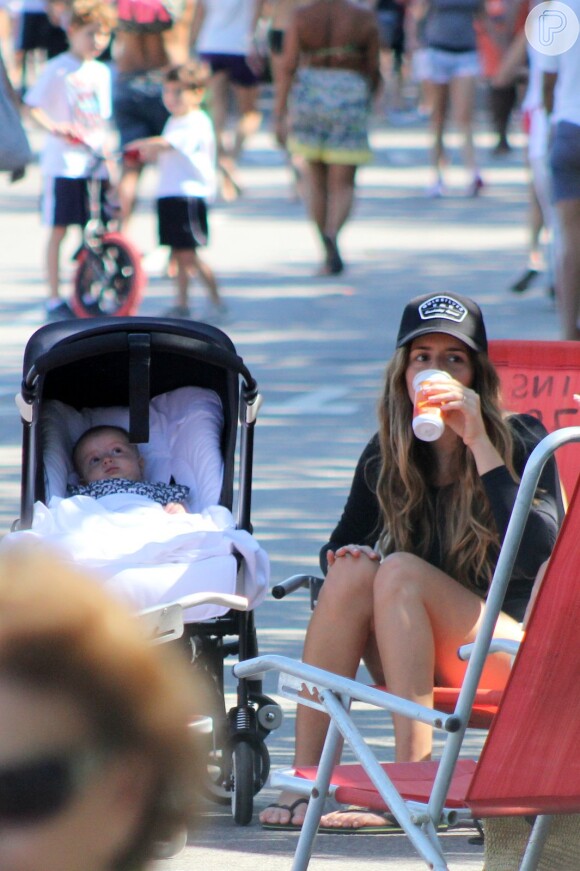 Malu Mader e Tony Bellotto curtem dia de sol com Erika Mader e seu bebê na orla da praia do Leblon, no Rio