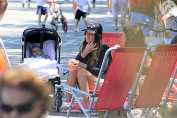 Malu Mader e Tony Bellotto curtem dia de sol com Erika Mader e seu bebê na orla da praia do Leblon, no Rio