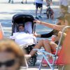 Malu Mader e Tony Bellotto curtem dia de sol com Erika Mader e seu bebê na orla da praia do Leblon, no Rio