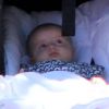 Para proteger o bebê do forte calor, Erika Mader deixou a criança no carrinho e coberto por uma manta