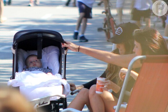 Para proteger o bebê do forte calor, Erika Mader deixou a criança no carrinho e coberto por uma manta