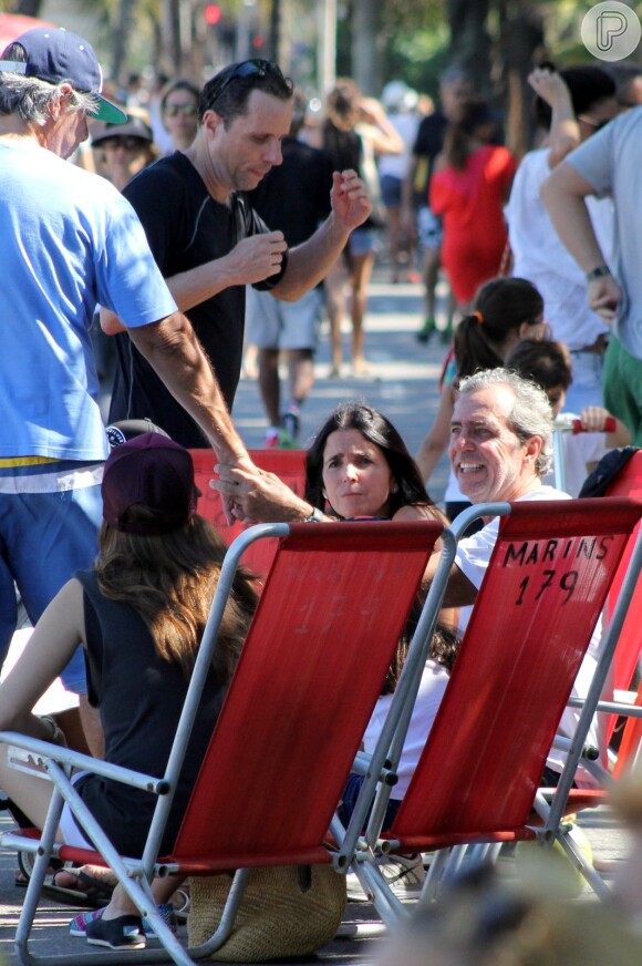 Malu Mader e Tony Bellotto curtem dia de sol com Erika Mader e seu bebê na orla da praia do Leblon, no Rio