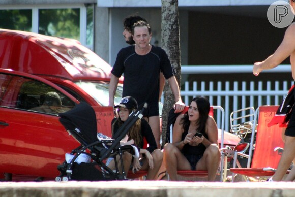 Malu Mader e Tony Bellotto curtem dia de sol com Erika Mader e seu bebê na orla da praia do Leblon, no Rio