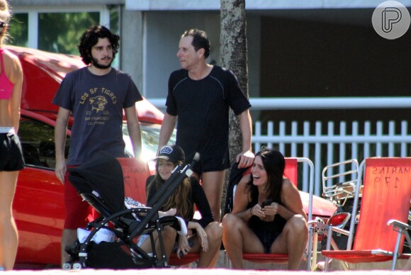 Malu Mader e Tony Bellotto curtem dia de sol no Rio. Com a atriz da Globo, estava a sobrinha Érika Mader, que levou o seu bebê. O grupo passeou na orla da praia do Leblon, no Rio, neste domingo, 3 de maio de 2015