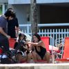Malu Mader e Tony Bellotto curtem dia de sol com Erika Mader e seu bebê na orla da praia do Leblon, no Rio