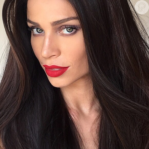 A atriz Grazi Massafera apareceu deslumbrante com uma peruca morena em foto do Instagram