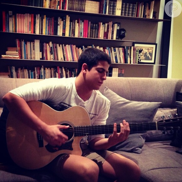 Enzo Motta gosta de muito de música e sempre publica fotos tocando violão