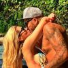 Aline e Fernando reatam o namoro fora do 'BBB15' neste sábado (2), quando o carioca publicou uma foto beijando a ex-sister