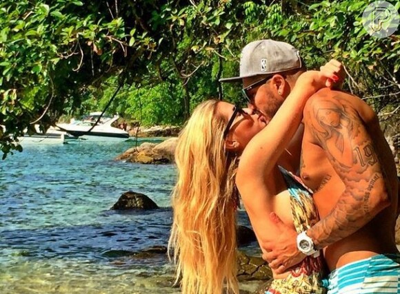 Aline e Fernando reatam o namoro fora do 'BBB15' neste sábado (2), quando o carioca publicou uma foto beijando a ex-sister