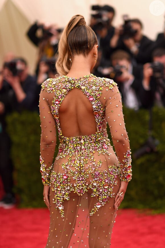 Detalhes das costas do look escolhido por Beyoncé para o Met Gala 2015