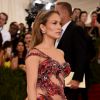 Jennifer Lopez ousou na transparência do vestido Versace para ir ao Met Gala 2015