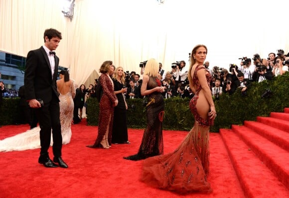 Jennifer Lopez ousou na transparência do vestido Versace para ir ao Met Gala 2015