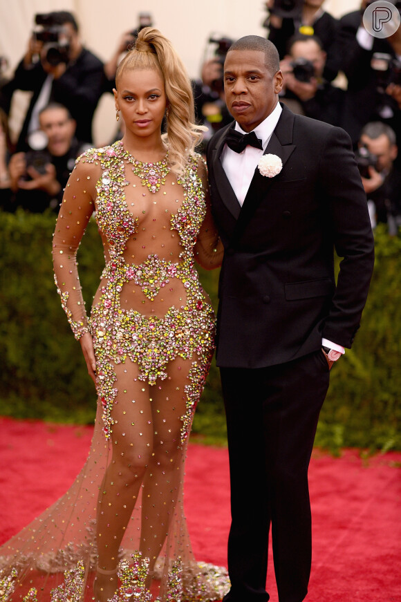 Beyoncé brilhou no Met Gala 2015 ao aparecer com um vestido quase todo transparente