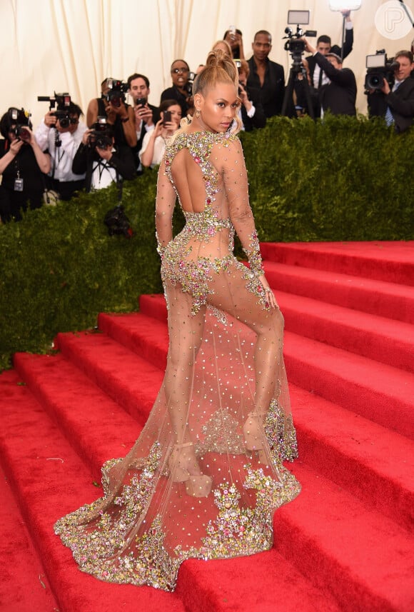 Beyoncé brilhou no Met Gala 2015 ao aparecer com um vestido da grife Givenchy