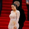 Kim Kardashian desfilou o primeiro modelito criado por Peter Dundas à frente da grife Roberto Cavalli