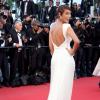 Taís Araújo escolhe vestido com enorme decote nas costas para ir ao Festival de Cannes 2013