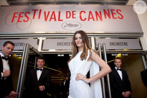 Isabeli Fontana faz pose o tapete vemelho do Festival de Cannes 2013