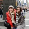 Mari (Bruna Marquezine) e Danda (Tatá Werneck) perdem suas bolsas logo depois de chegar em Nova York, em 'I Love Paraisópolis'