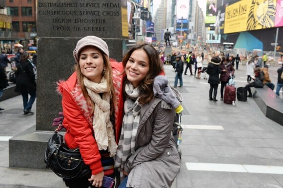 Mari (Bruna Marquezine) e Danda (Tatá Werneck) perdem suas bolsas logo depois de chegar em Nova York, em 'I Love Paraisópolis'