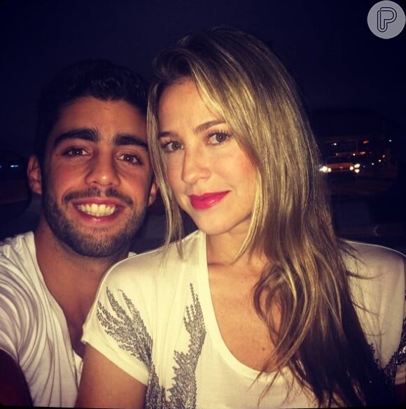 Luana Piovani teve uma foto sua, só de calcinha, publicada pelo seu marido, Pedro Scooby, através de seu Instagram