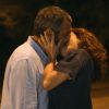 Mesmo com raiva de Miguel (Domingos Montagner), Lígia (Débora Bloch) não resistiu e o beijou, em 'Sete Vidas'