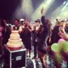 Ivete Sangalo recebe surpresa de aniversário de sua equipe no palco do show