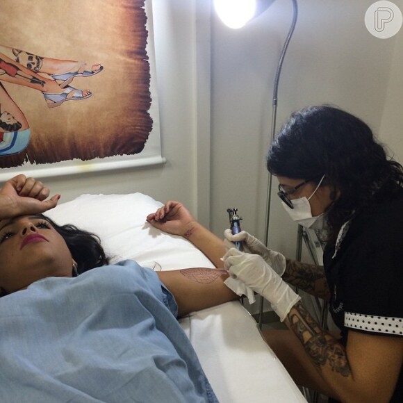 Talita Araújo fez outra tatuagem além do desenho no pulso em homenagem à mãe