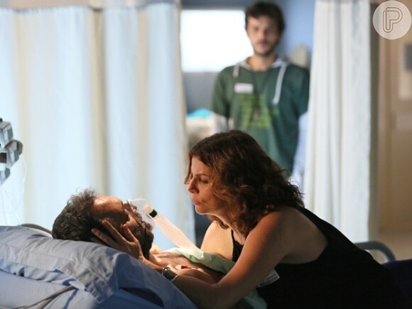 Lígia (Débora Bloch) se declarou para Miguel (Domingos Montagner), na novela 'Sete Vidas'