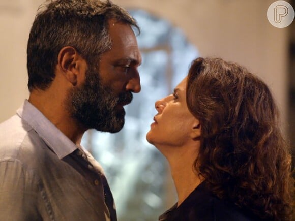 Lígia (Débora Bloch) ficou chocada quando viu que Miguel (Domingos Montagner) não havia morrido, na novela 'Sete Vidas'