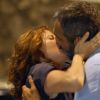 Lígia (Débora Bloch) não resistiu e beijou Miguel (Domingos Montagner), na novela 'Sete Vidas'
