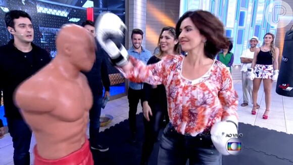 Fátima Bernardes lutou boxe no programa 'Encontro' em março de 2015, e e entregou sobre o corpo: 'Preciso melhorar meu bíceps'