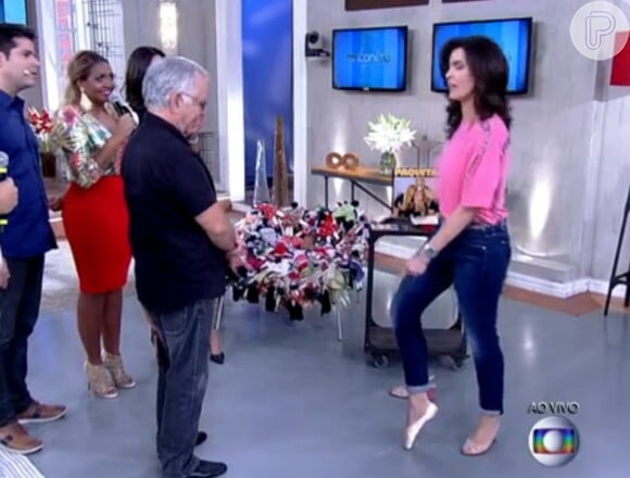 Fátima Bernardes também fez pose de bailarina durante o programa 'Encontro' mostrando descontração. Jornalista é formada em balé clássico e mostrou sua experiência na dança na atração da Globo