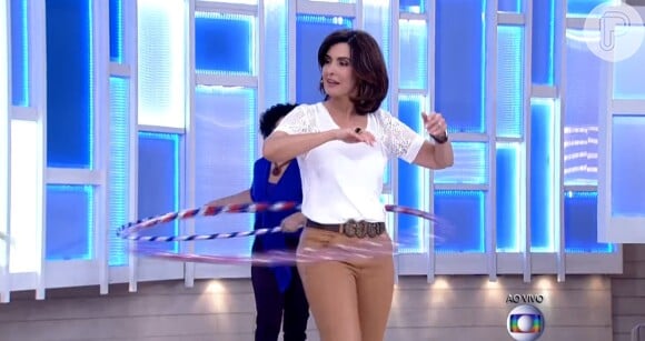 Fátima Bernardes também encarou uma aula de bambolê fitness no programa 'Encontro'