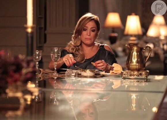 César (Antônio Fagundes), se atrasa no trabalho e Pilar (Susana Vieira) janta sozinha, em cena de 'Amor à Vida'