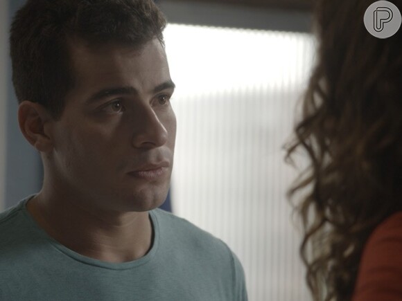 Diogo (Thiago Martins) fica sabendo por Regina (Camila Pitanga) que Beatriz (Gloria Pires) é suspeita de ter matado seu pai e uma testemunha do assassinato de Cristóvão (Val Perré), em 'Babilônia'